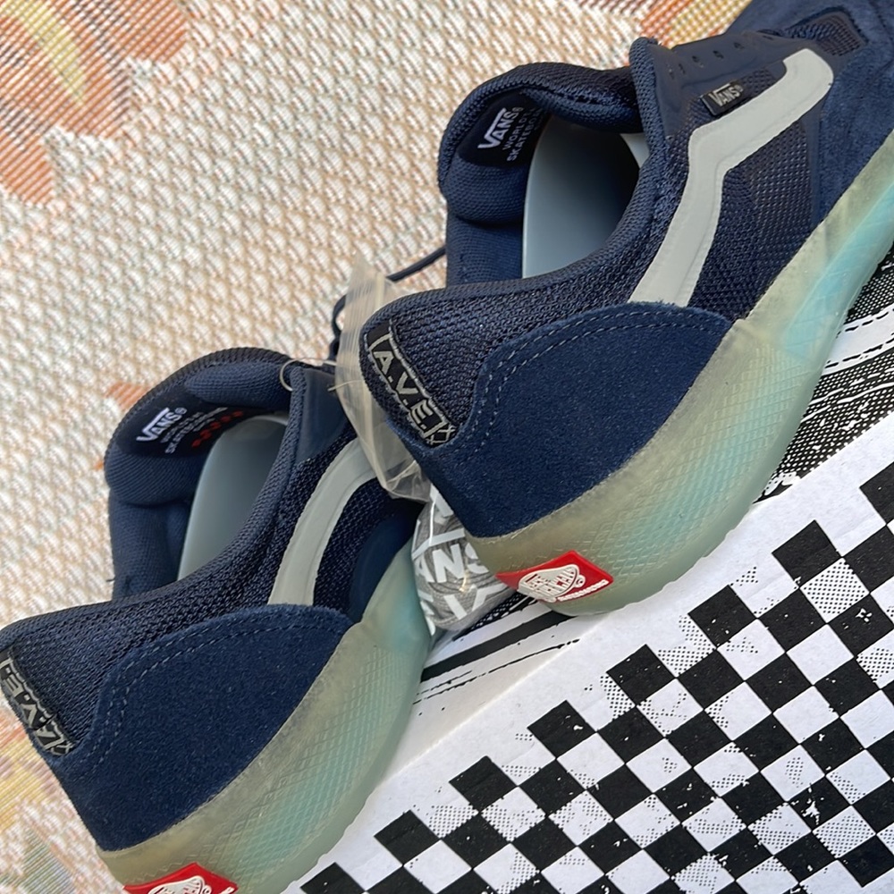 Vans WMNS Ave
Dress Blues/Drizzle
VNOA5JIBWKN
Sneakers - athletic shoes - Picture 15 of 16